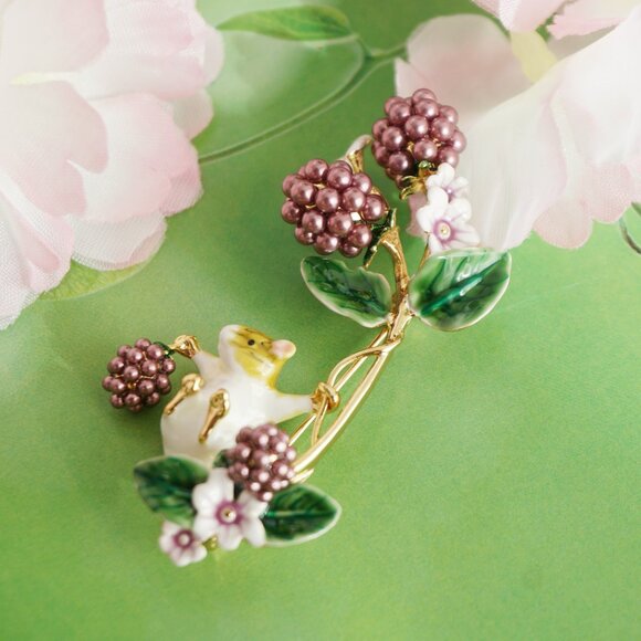 Cute mouse and black berry brooch - Picture 1 of 8